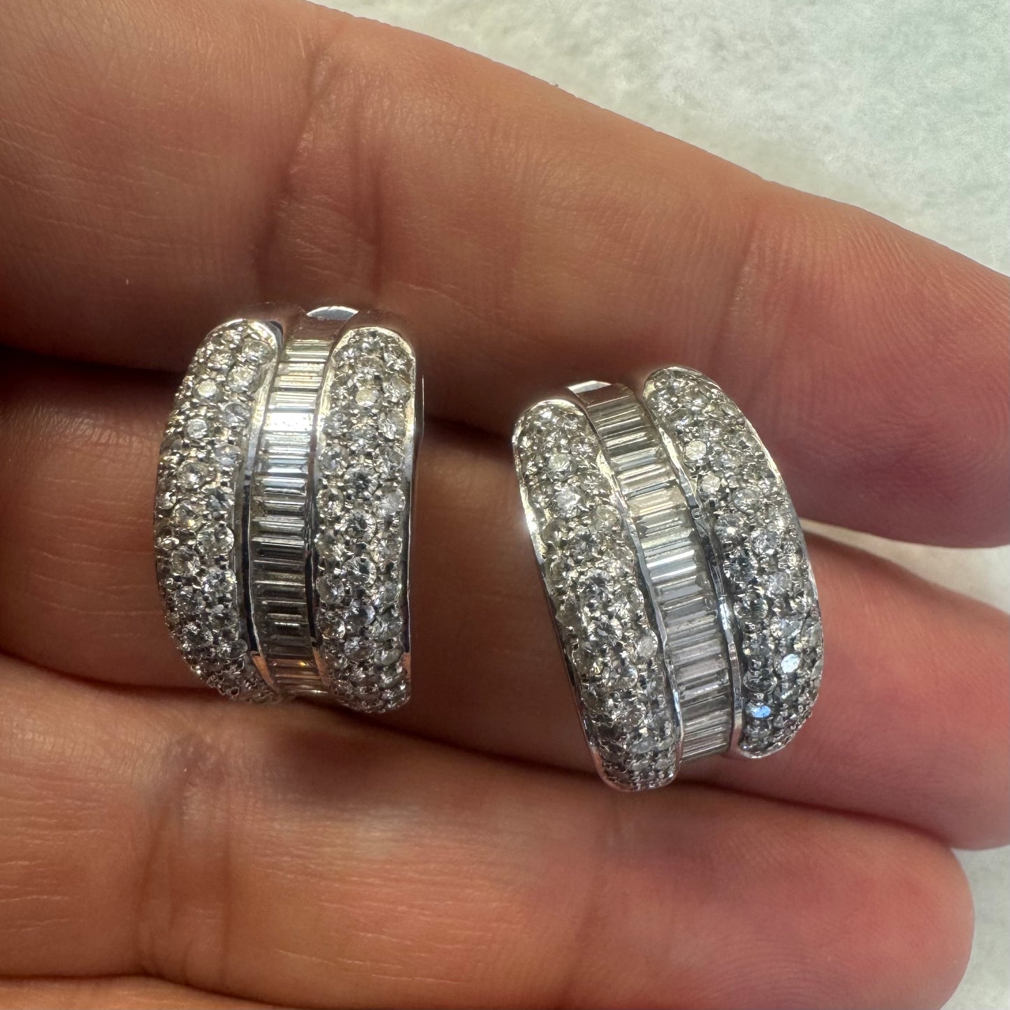 עגילי זהב לבן 18 קראט בעיצוב גאומטרי ייחודי משובצים יהלומים בחיתוכים שונים