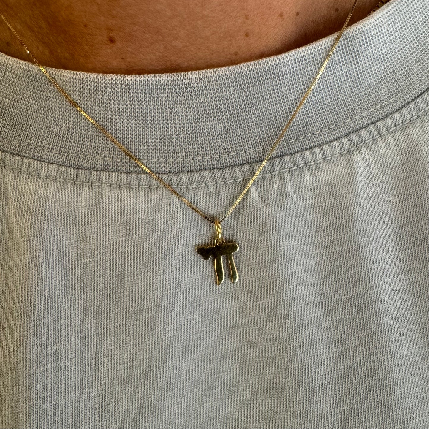 18K gold “CHAI” pendant