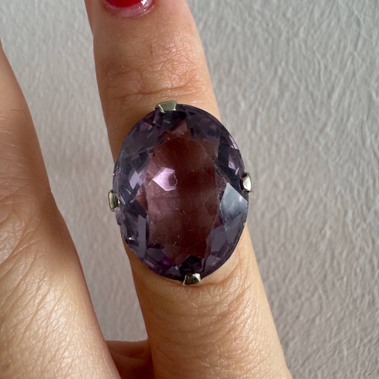 טבעת זהב 14 קראט משובצת אבן אמטיסט גדולה ומלוטשת בגוון סגלגל רך ומעודן