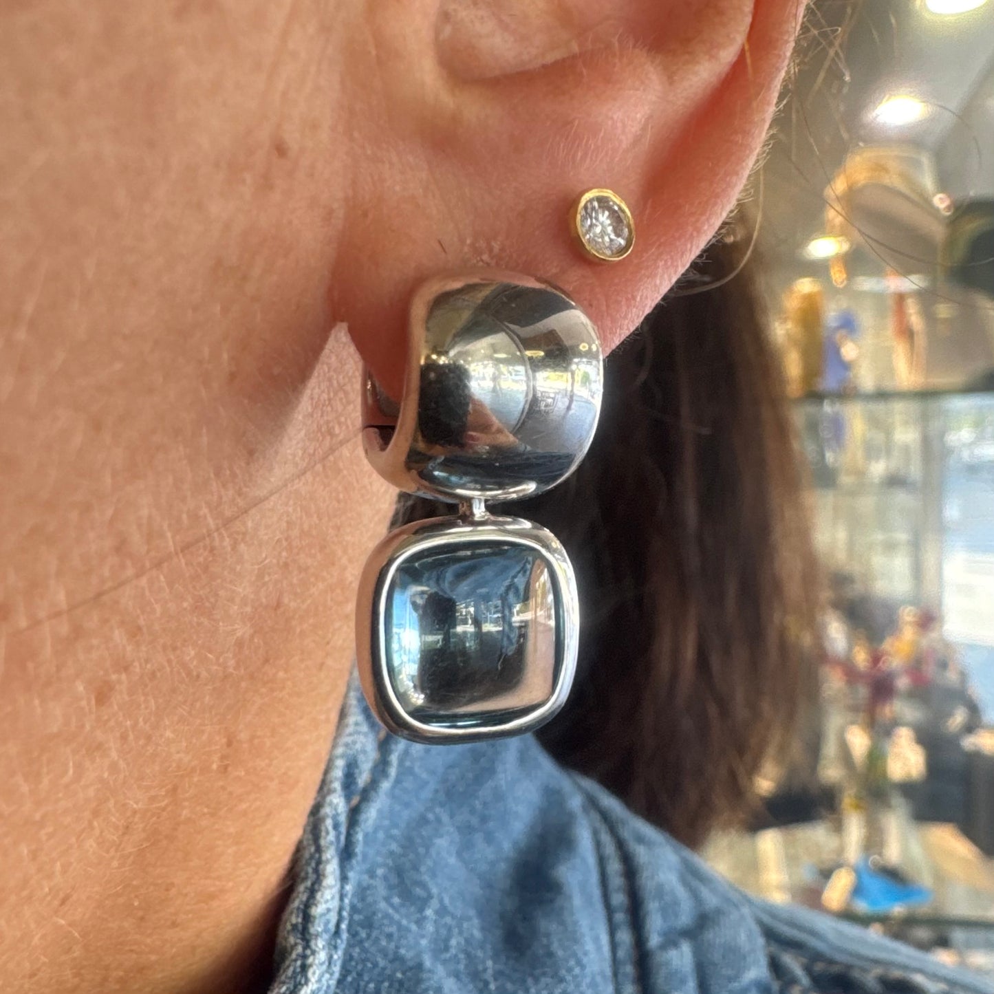 עגילי זהב לבן 18 קראט, נופלים קצרים, משובצים אבן אקוומרין