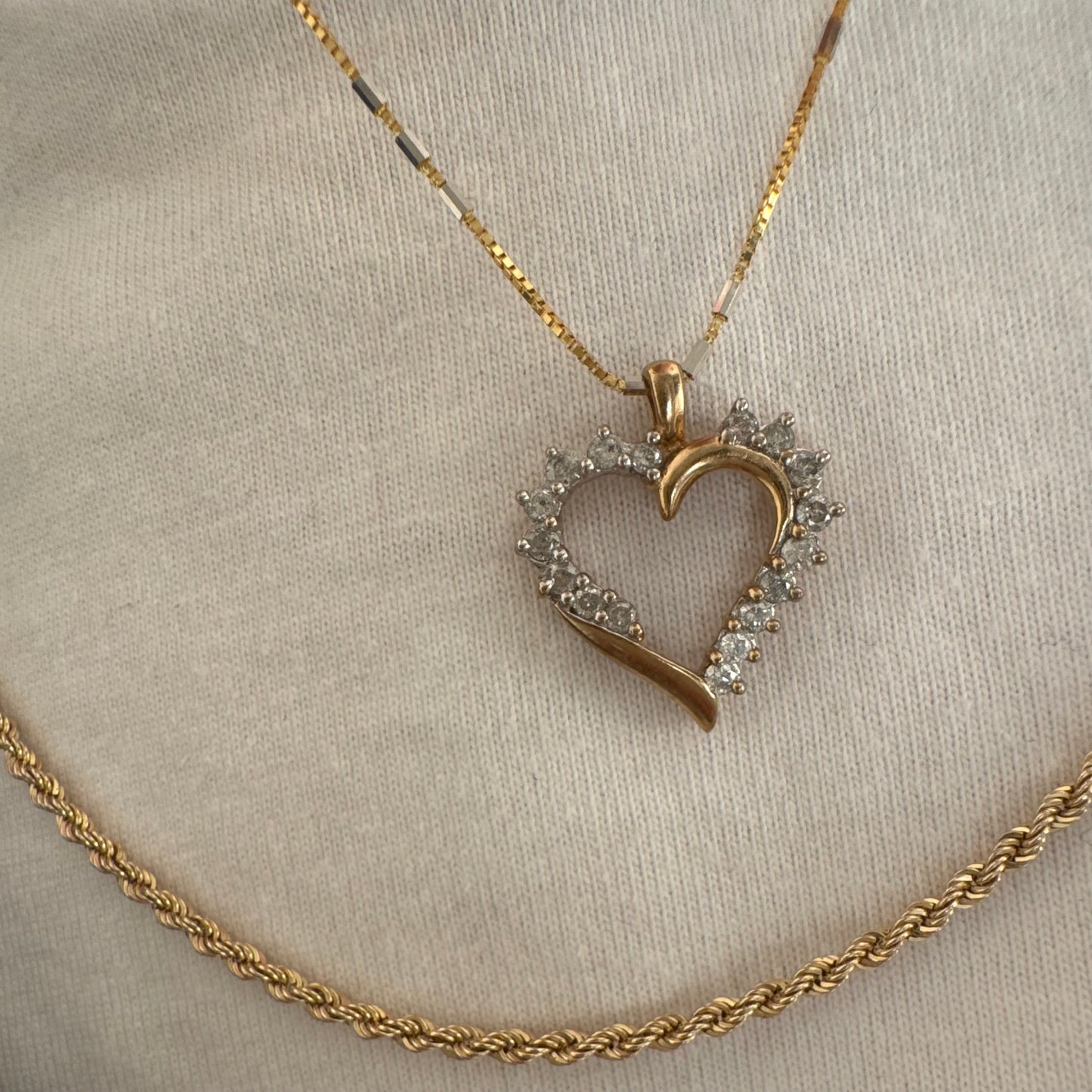תליון לב זהב צהוב 14 קראט, משובץ יהלומים עדינים בעיצוב וינטג’ רומנטי. 