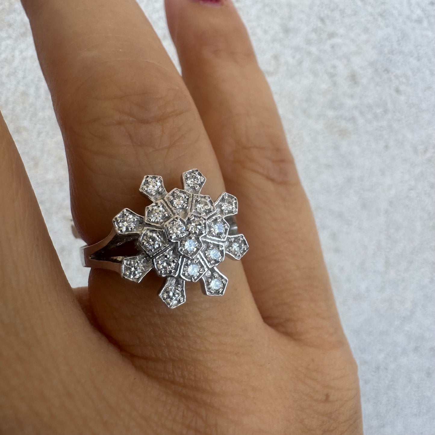 14K white gold ring set with Diamonds in a floral geometric pattern