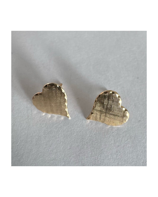 עגילי זהב צהוב 10 קראט בצורת לב, עם טקסטורה עדינה וגימור רך.