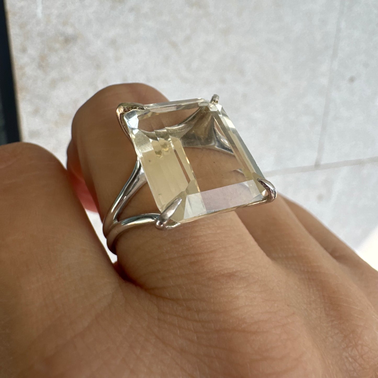 טבעת זהב לבן 18 קראט בעיצוב אלגנטי של H. Stern, משובצת אבן קוורץ גדולה בחיתוך מלבני .