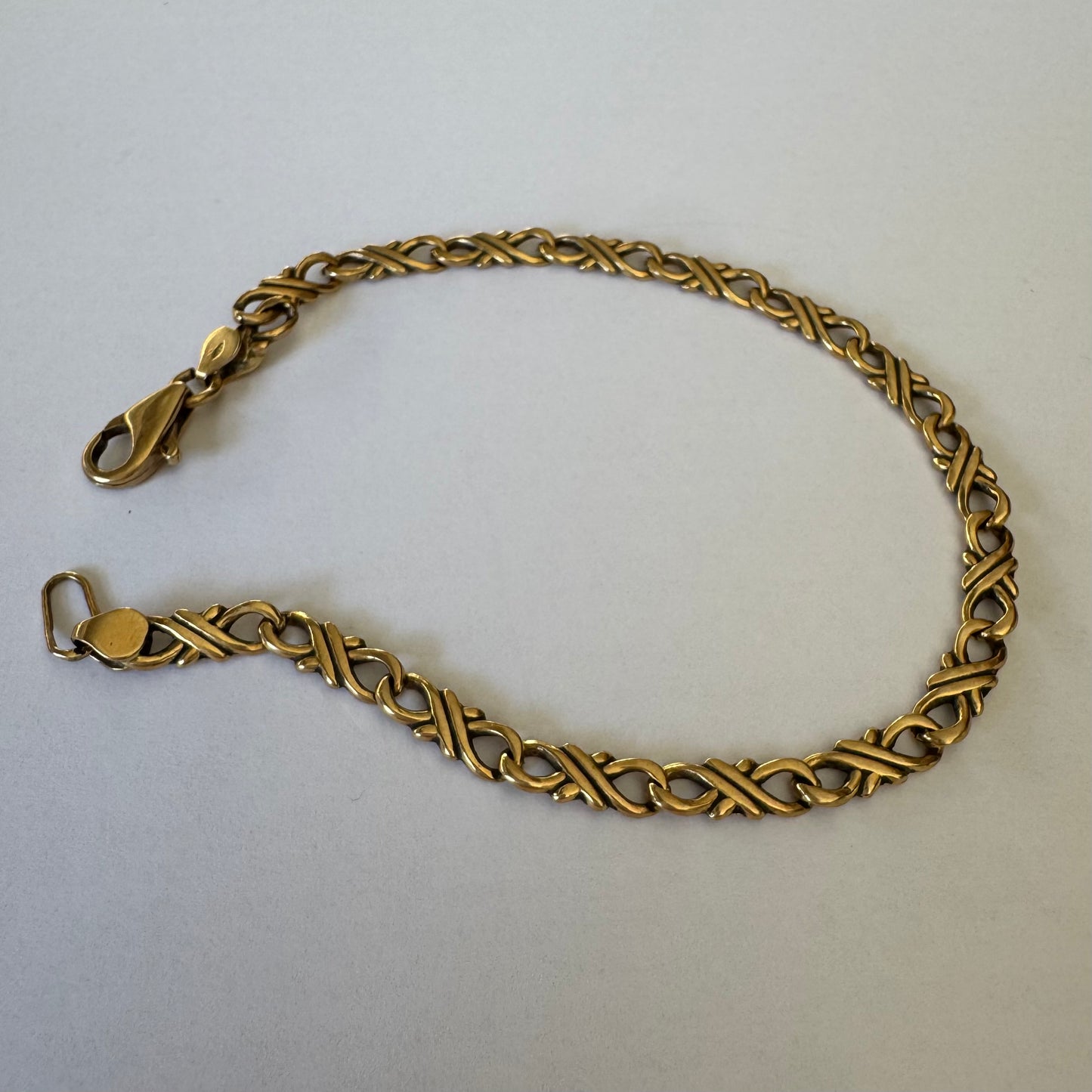 צמיד זהב 14 קראט, בעיצוב חוליות עדין ומסולסל.