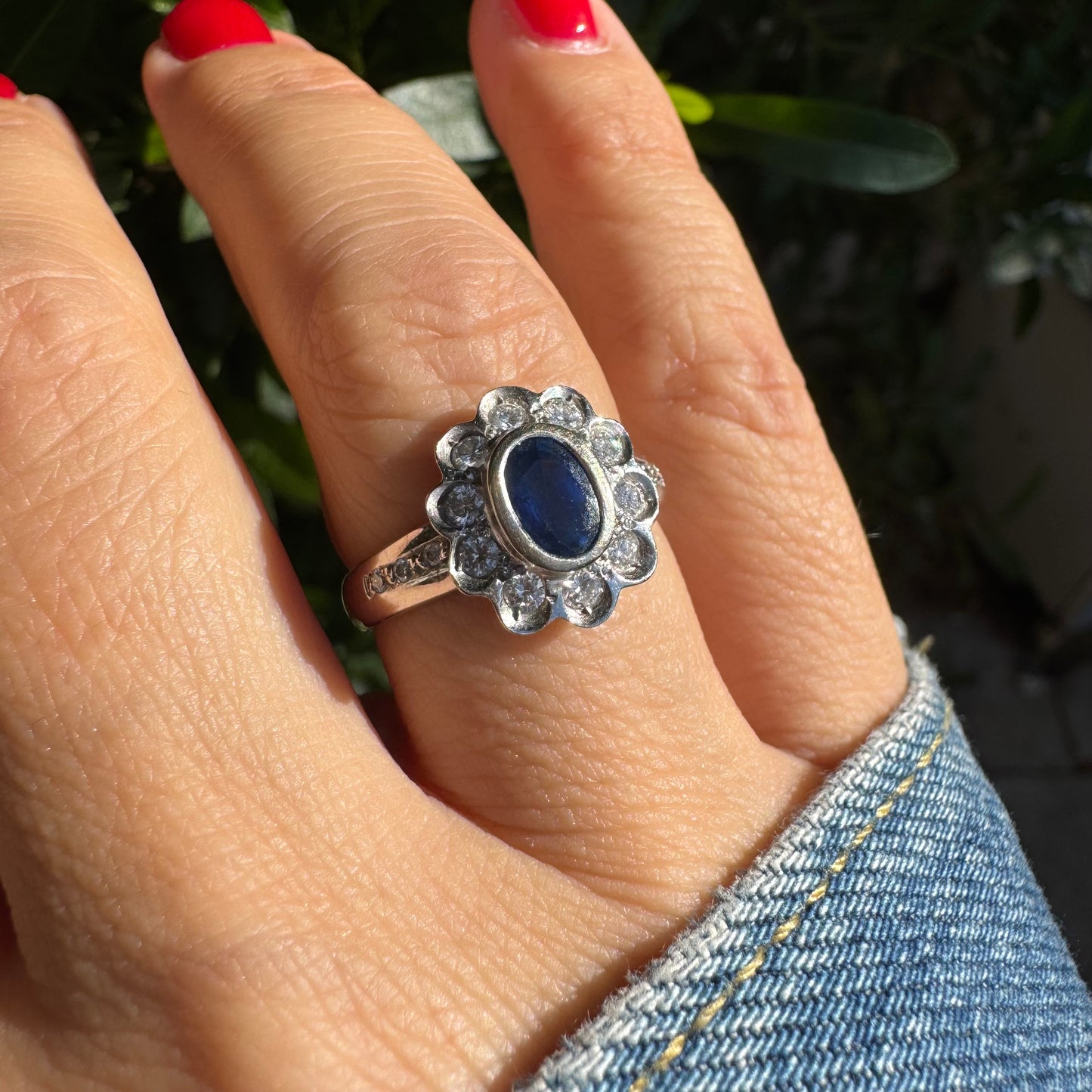 טבעת זהב לבן 18 קראט משובצת אבן ספיר במרכז וסביבה משובצים יהלומים