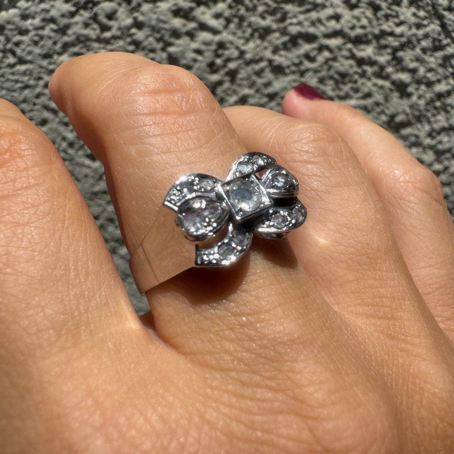 18K gold ring designed in the shape of a bow, set with sparkling Diamonds