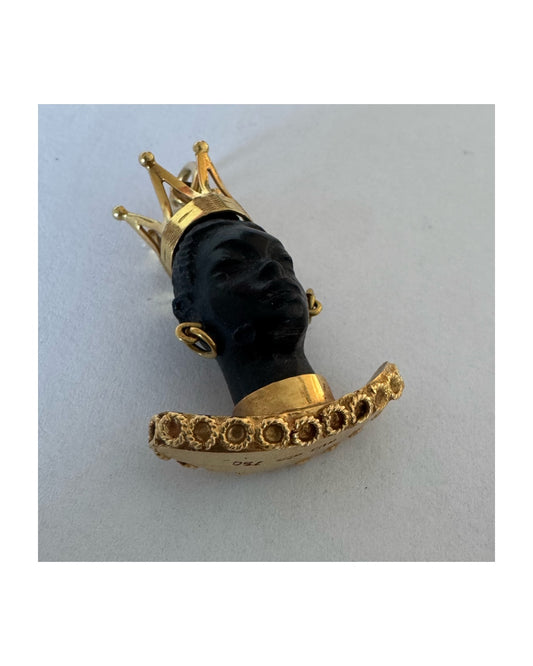 תליון זהב 18 קראט נדיר ומרהיב בסגנון ה"מורטו" (Moretto) המסורתי, המשלב עבודת גילוף ידנית עם צורפות עילית. 