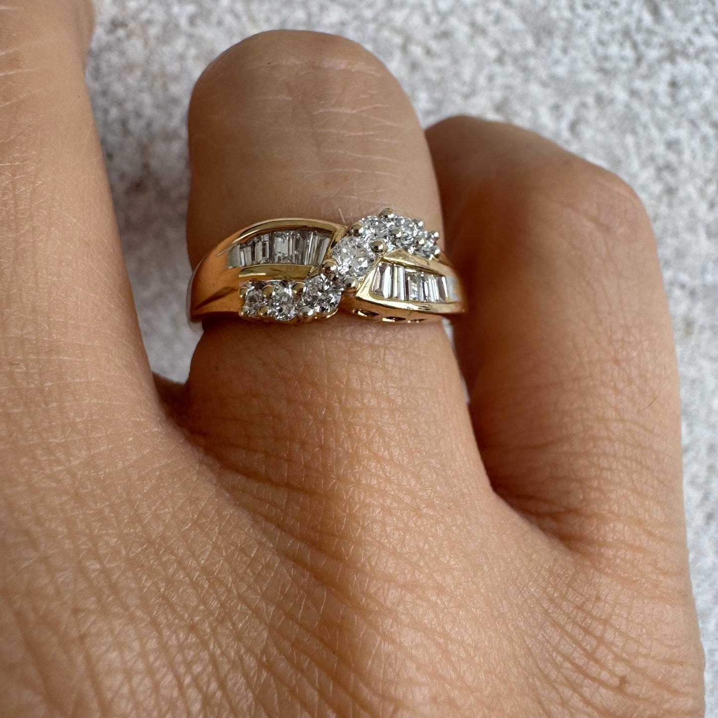 טבעת זהב צהוב 14 קראט משובצת יהלומים בחיתוך באגט ועגול.