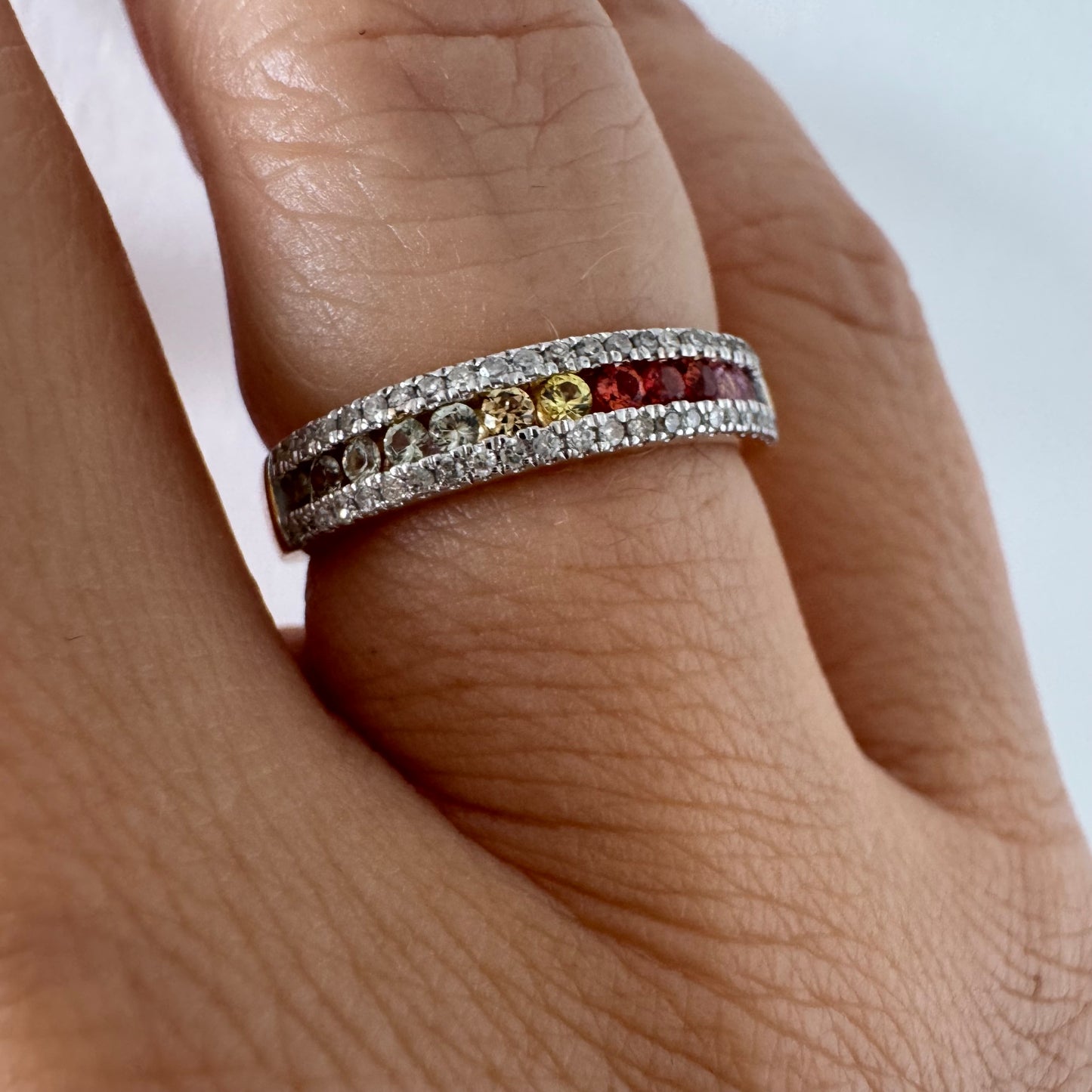 טבעת זהב צהוב 14 קראט משובצת בשורת אבני ספיר צבעוניות ומוקפת יהלומים נוצצים