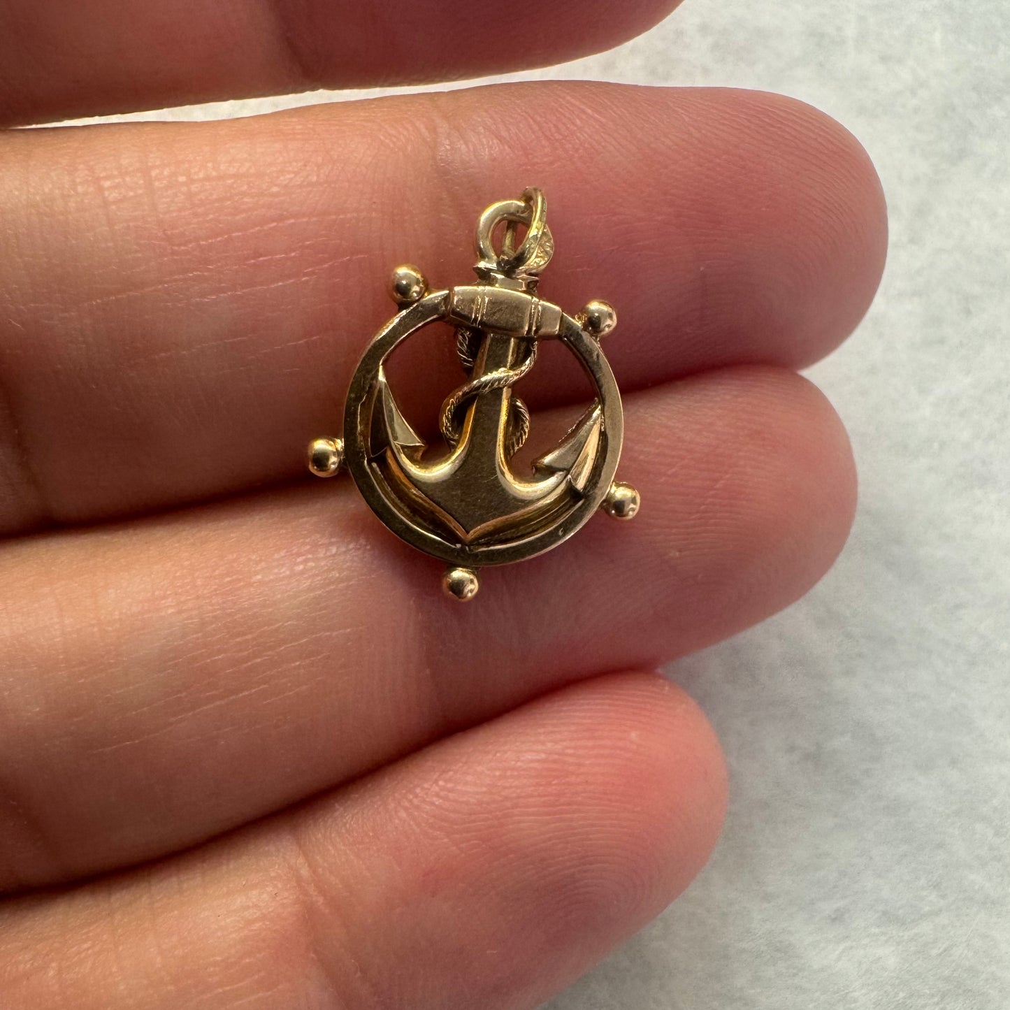 18K gold pendant featuring an anchor framed within a lifebuoy