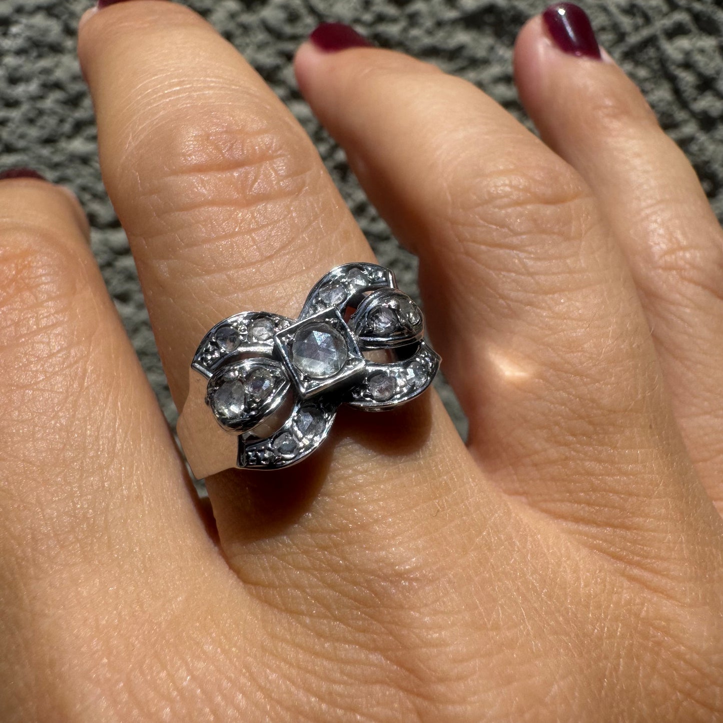 18K gold ring designed in the shape of a bow, set with sparkling Diamonds