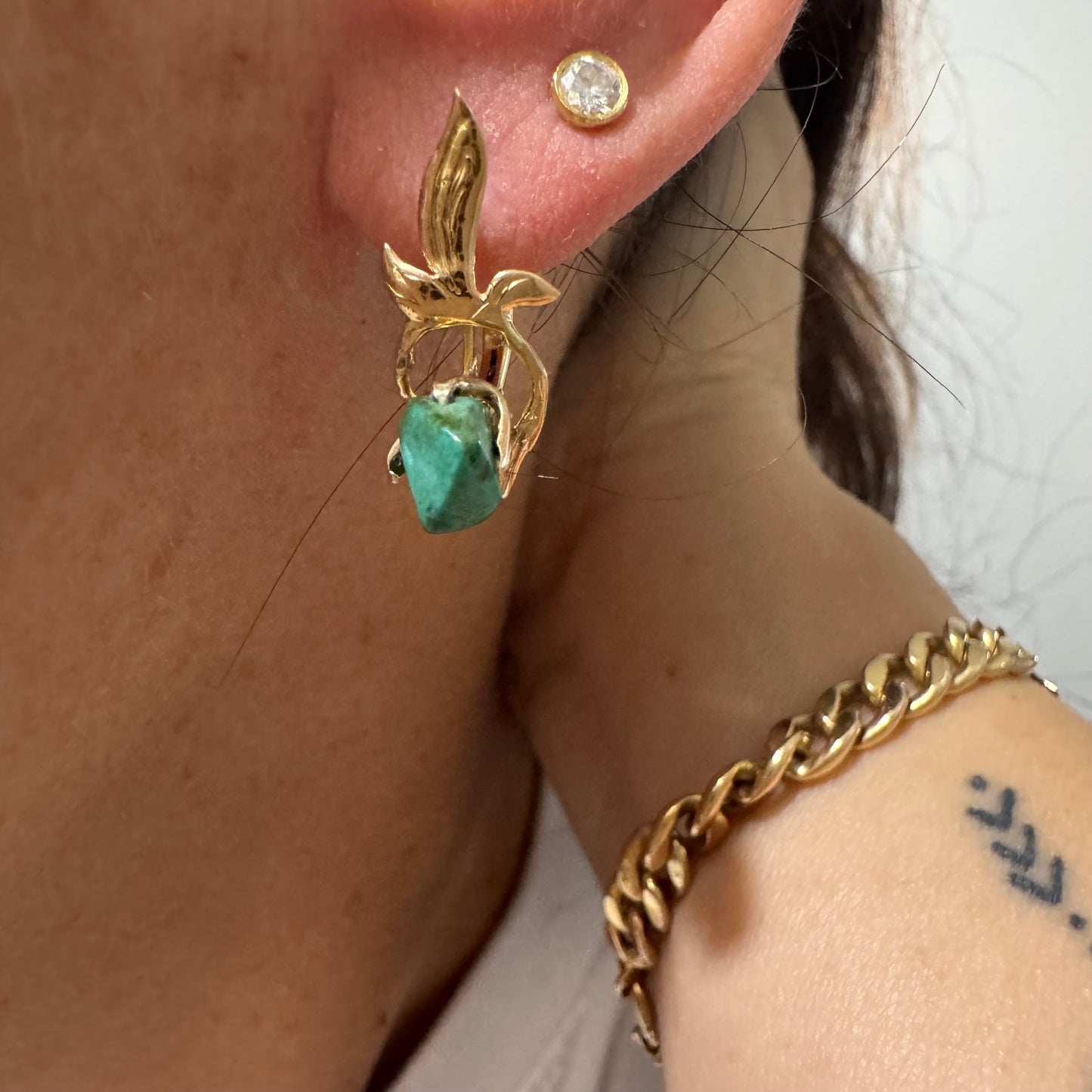 עגילי זהב 14 קראט בעיצוב עלים ופרח, משובצים אבן טורקיז בעלת מראה אורגני.