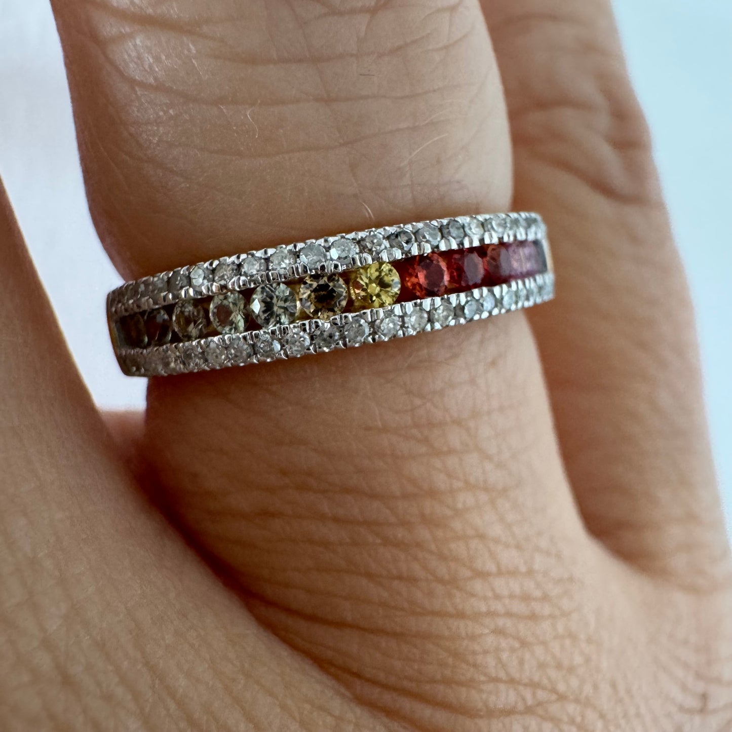 טבעת זהב צהוב 14 קראט משובצת בשורת אבני ספיר צבעוניות ומוקפת יהלומים נוצצים