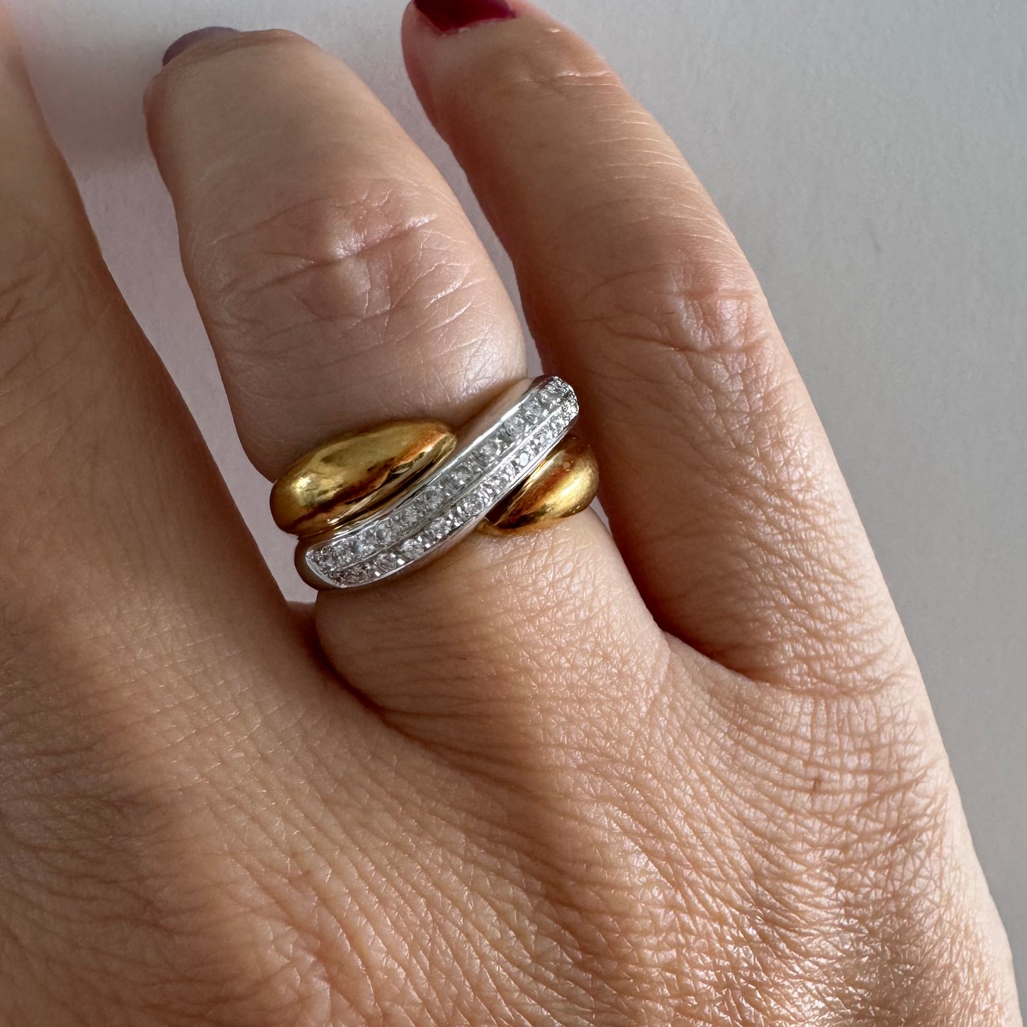 טבעת וינטג’ של המותג היוקרתי H.Stern, זהב 18 קראט בשילוב זהב צהוב ולבן משובצת שורת יהלומים