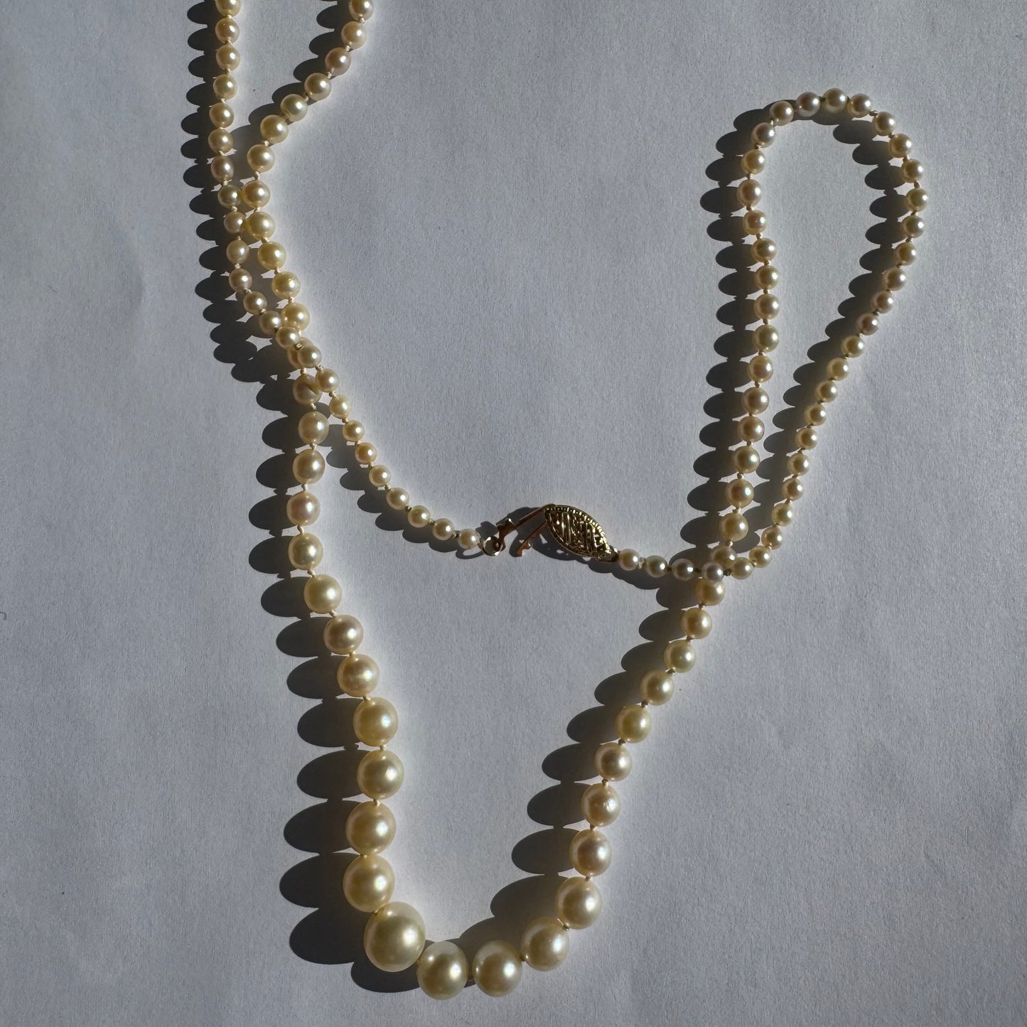 &nbsp;שרשרת פנינים מדורגת קלאסית בעלת סוגר זהב 14 קראט