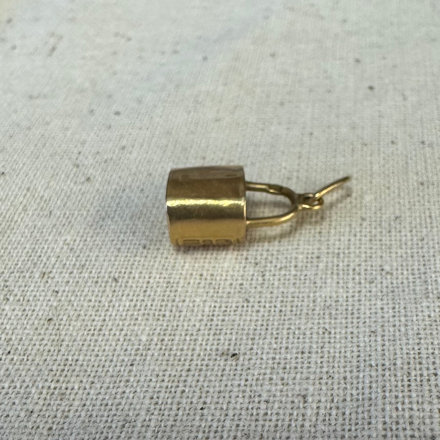 18K gold Lock (Yale) pendant