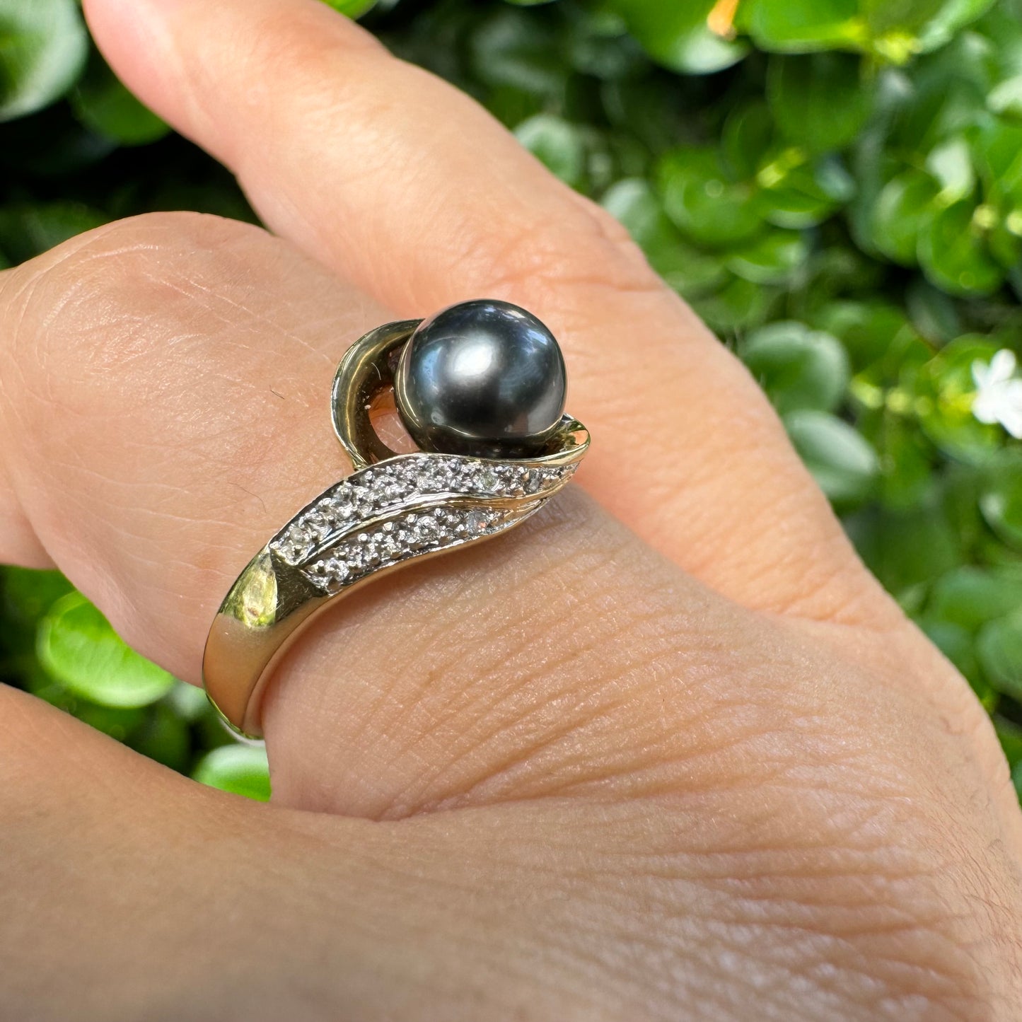 14K gold ring set with Black Pearl & Diamonds