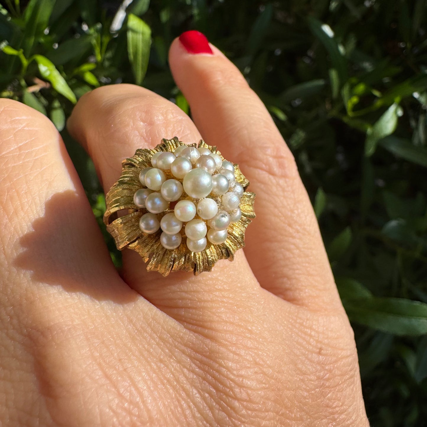 טבעת זהב צהוב 18 קראט, משובצת אשכול פנינים עדינות בעבודת יד מרשימה.