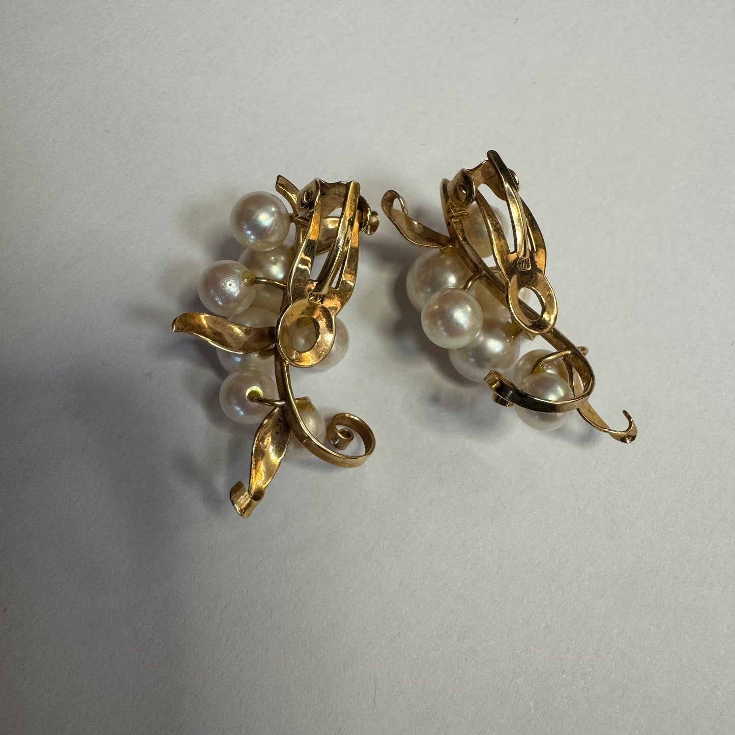 עגילי קליפס זהב 14 קראט, משובצים אשכול פנינים בגווני לבן-קרם.