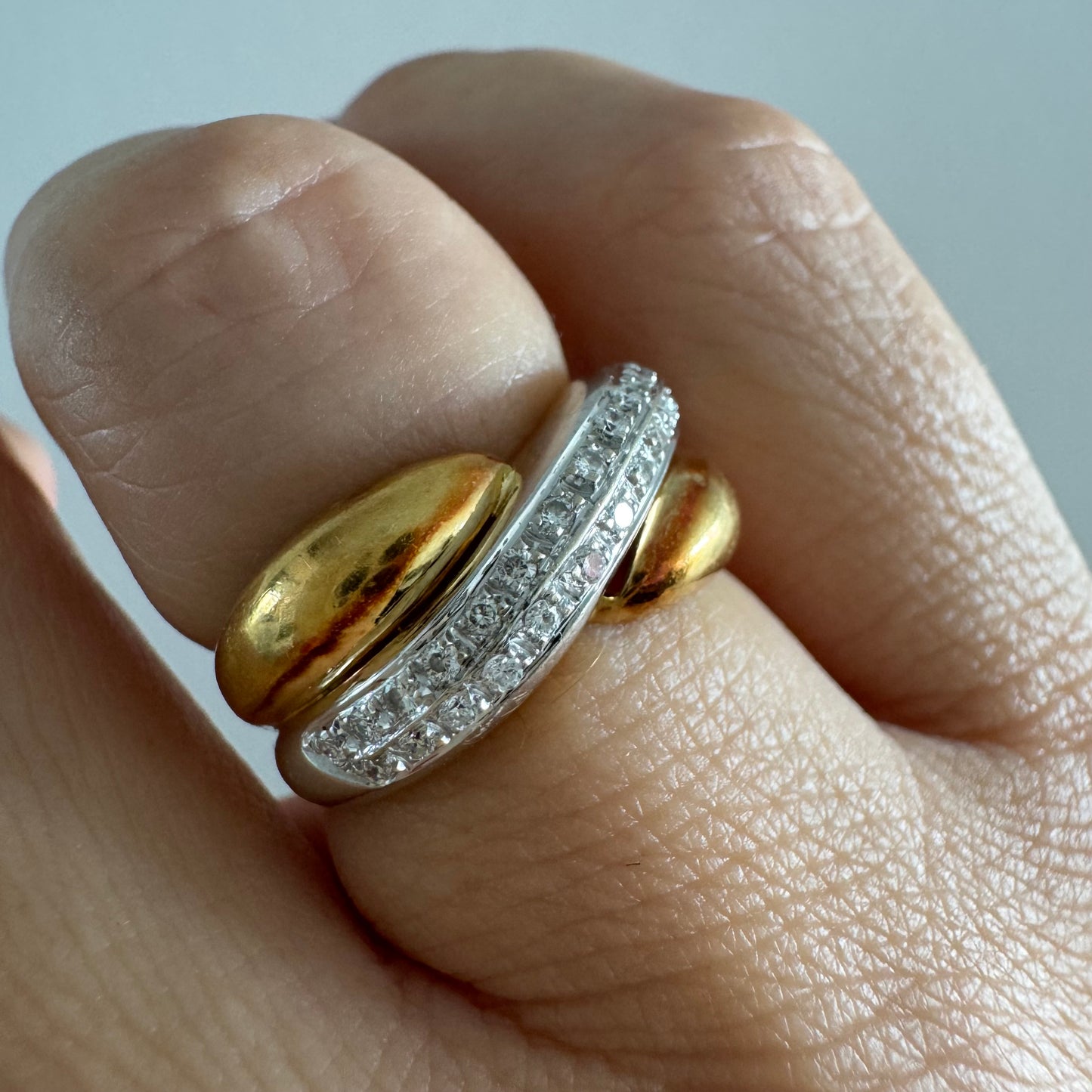 טבעת וינטג’ של המותג היוקרתי H.Stern, זהב 18 קראט בשילוב זהב צהוב ולבן משובצת שורת יהלומים