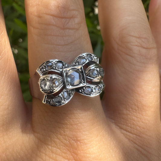 18K gold ring designed in the shape of a bow, set with sparkling Diamonds