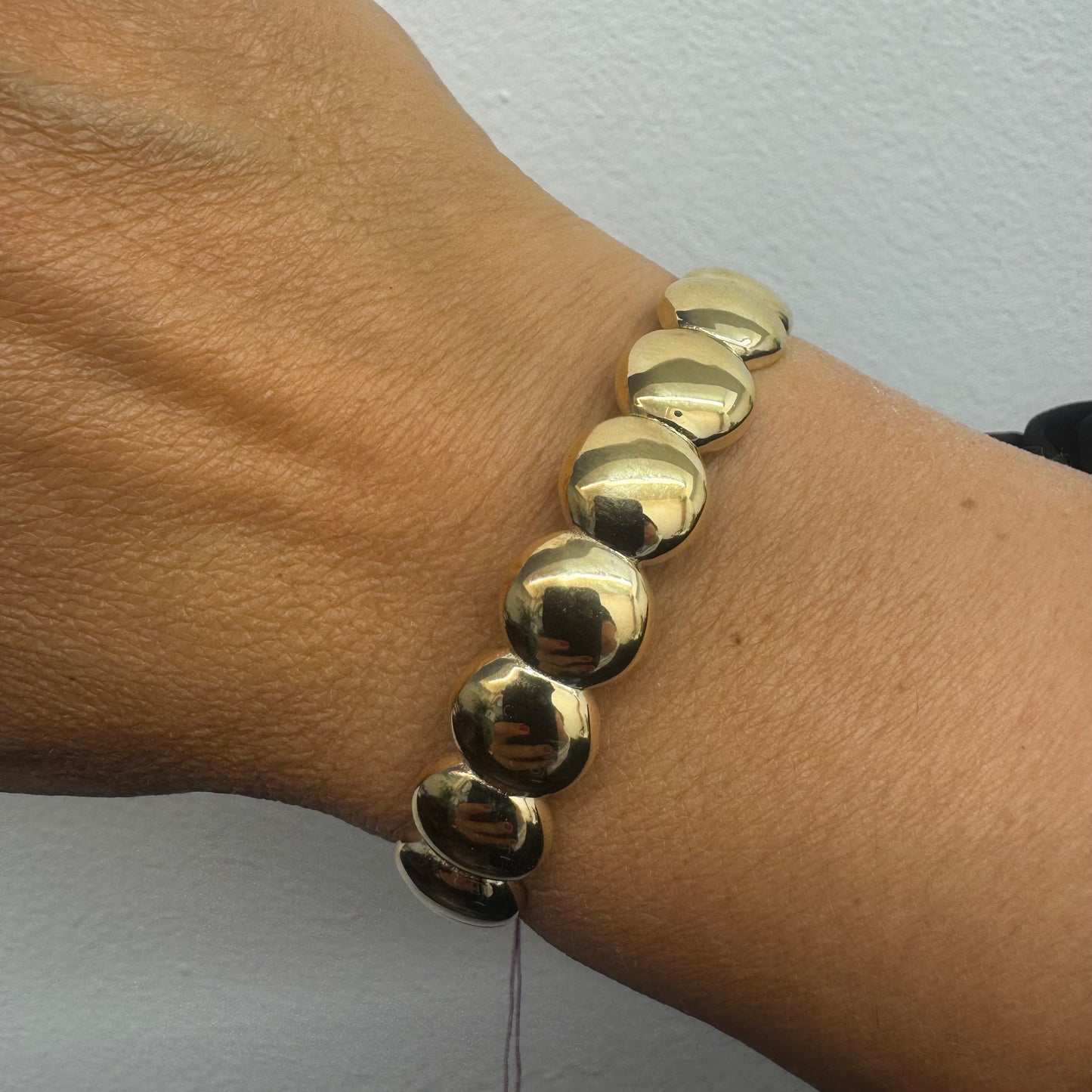 צמיד זהב צהוב 14 קראט קשיח עם חוליות עגולות, שטוחות ומבריקות, בעיצוב מינימליסטי אך בולט.