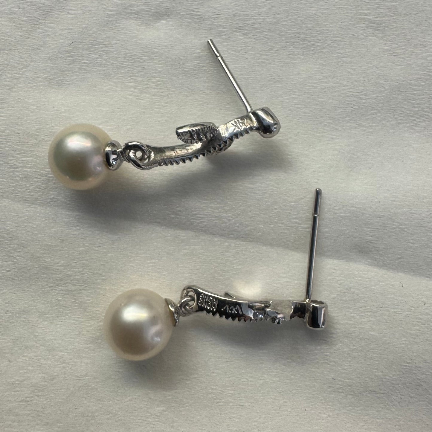 עגילים נופלים עדינים, זהב לבן 14 קראט עם עיצוב עלים , כל אחד משובץ פנינה עגולה בקצה