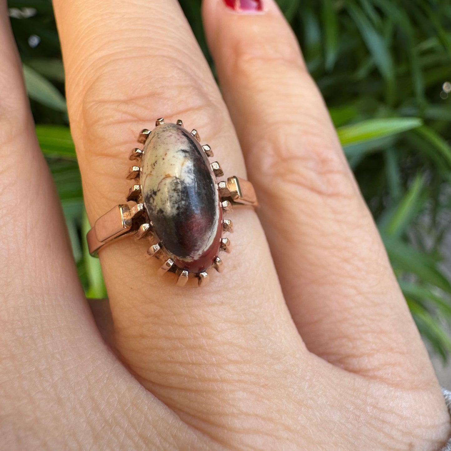 טבעת זהב 14 קראט משובצת אבן ג’ספר ייחודית בגווני קרם, שחור ואדום. 