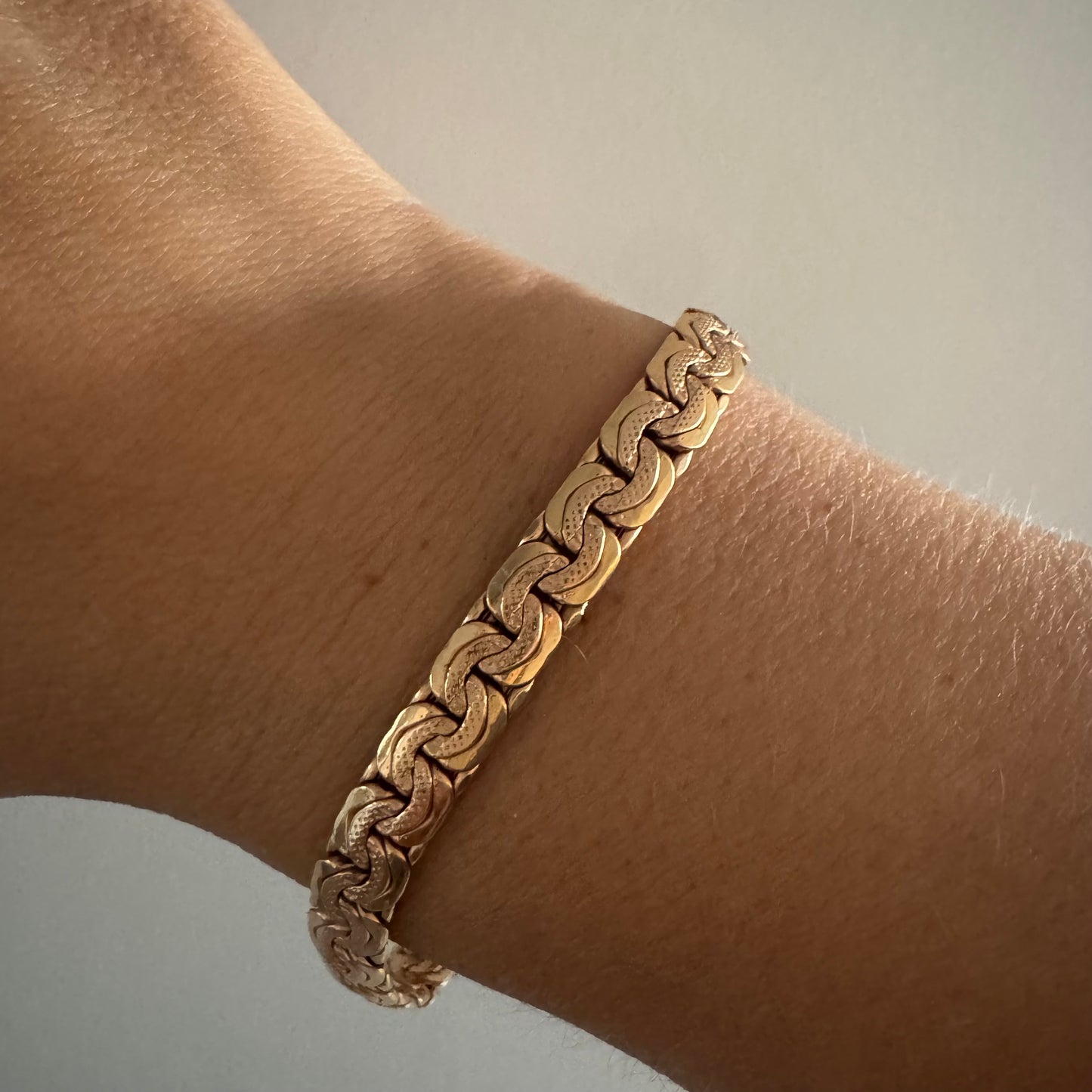 צמיד זהב אדום 14 קראט בעבודת חוליות מרהיבה.