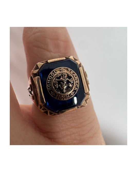 טבעת חותם זהב 10 קראט בעיצוב גברי קלאסי, עם פלטה בגוון כחול עמוק ובמרכזה סמלSchool ; Teamwork מובלט.