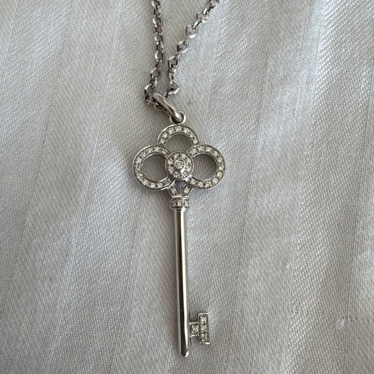 תליון מפתח אייקוני של Tiffany & Co. זהב לבן 18 קראט משובץ יהלומים עדינים.