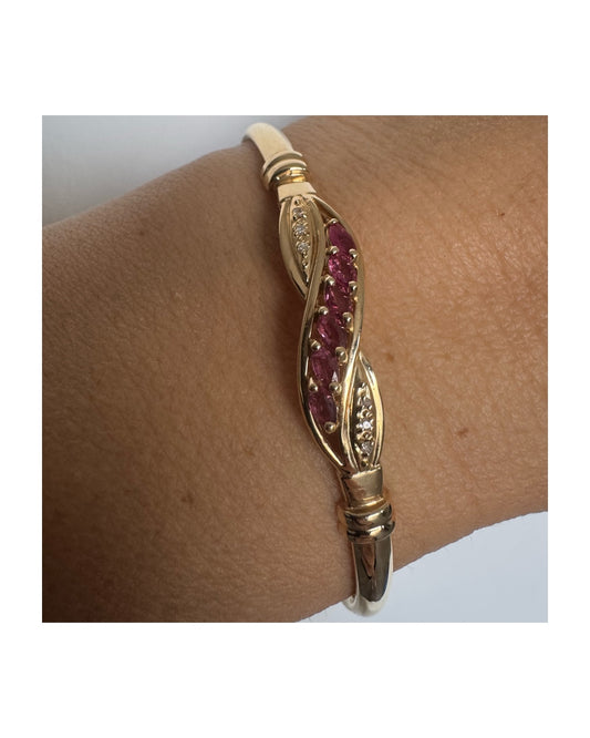 צמיד זהב צהוב 14 קראט משובץ אבני טורמלין בגוון ורוד-עמוק, בשילוב יהלומים המוסיפים ברק עדין.