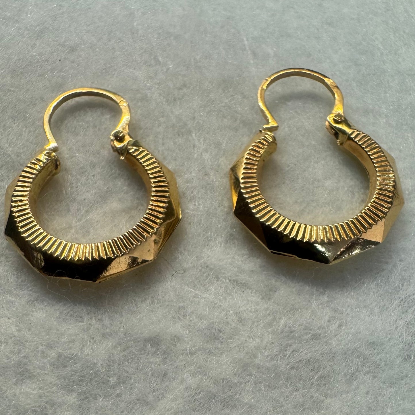 עגילי זהב צהוב 18 קראט חישוקים קטנים