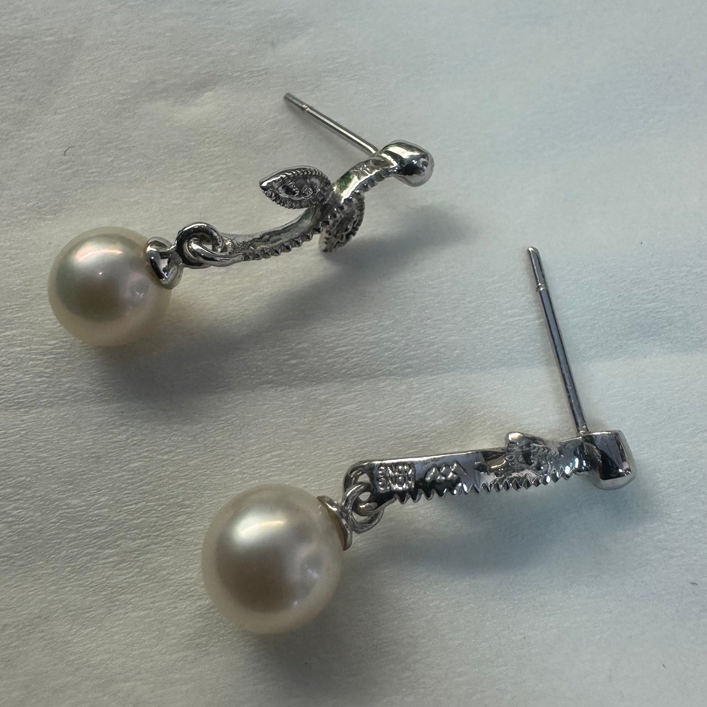 עגילים נופלים עדינים, זהב לבן 14 קראט עם עיצוב עלים , כל אחד משובץ פנינה עגולה בקצה