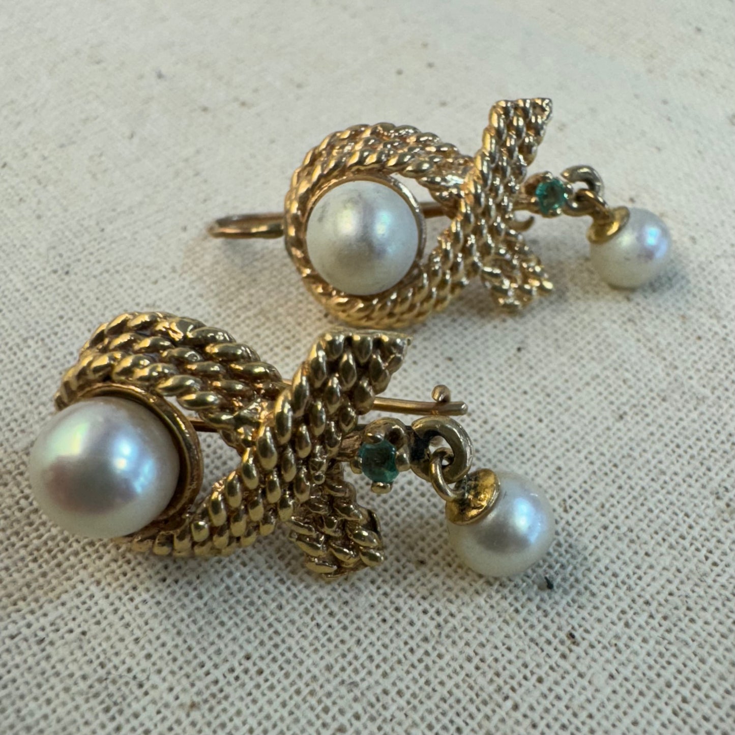 עגילי טיפה מזהב 14K משובצים עם פנינה ואזמרגד