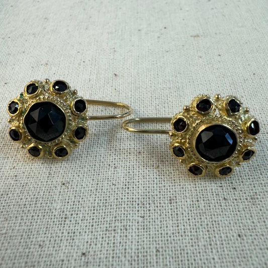 עגילי טיפה מזהב 14 קראט משובצים עם נופך