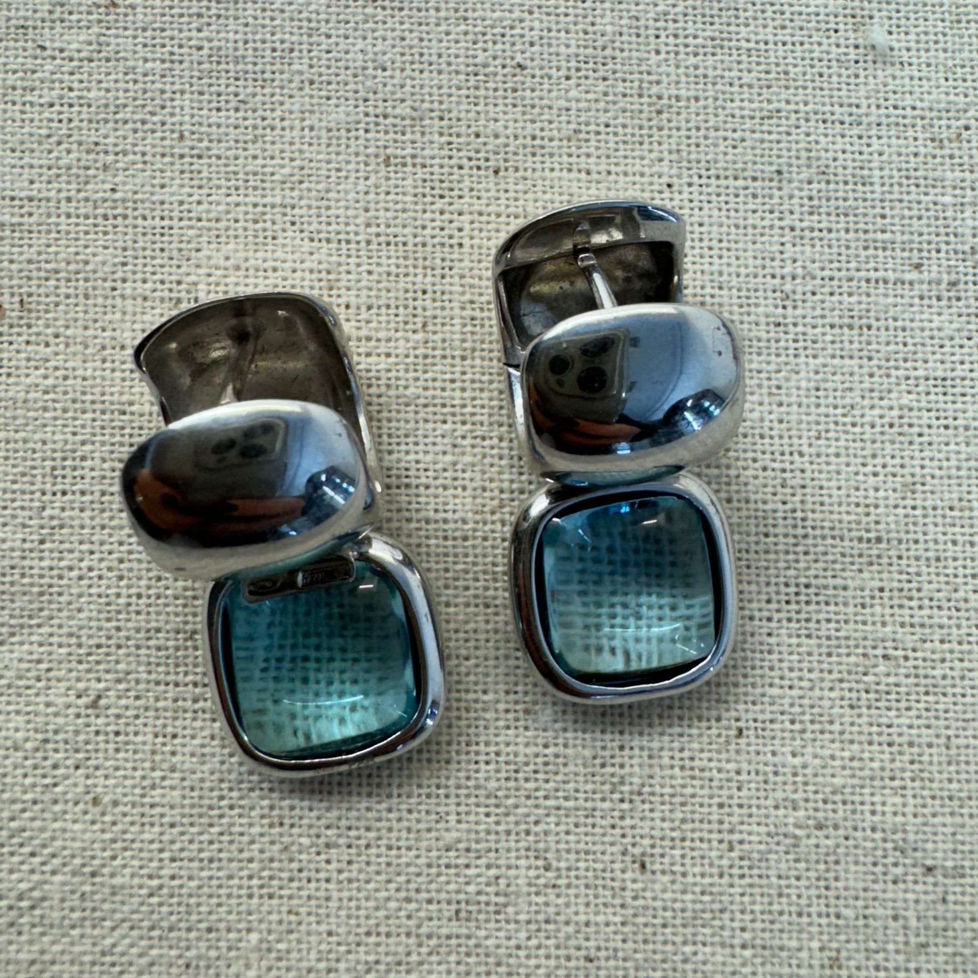 עגילי זהב לבן 18 קראט, נופלים קצרים, משובצים אבן אקוומרין