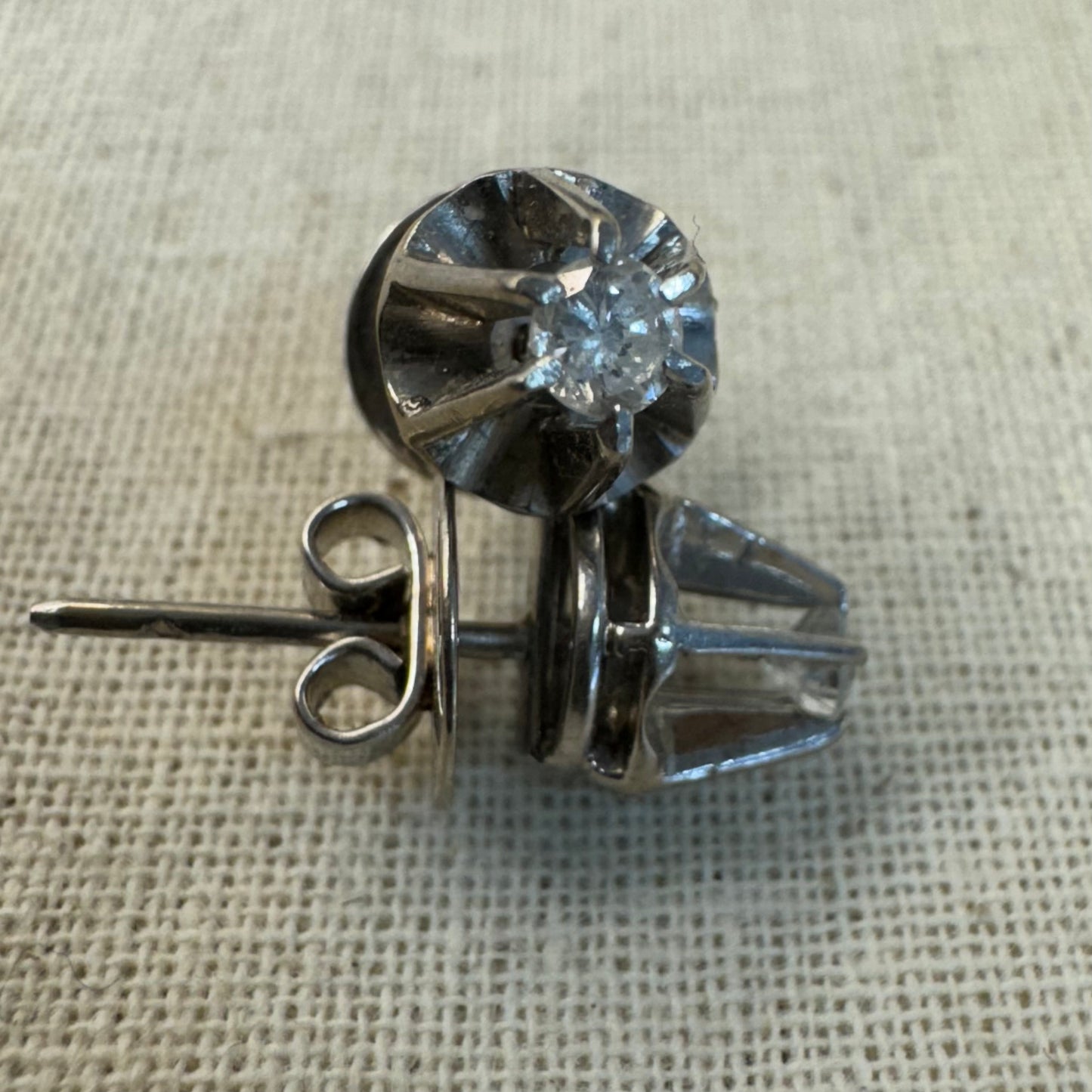 עגילי זהב 14K משובצים ביהלום מרכזי אחד