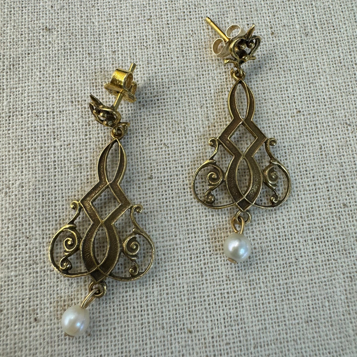 עגילי טיפה זהב 14K משובצים עם פנינה