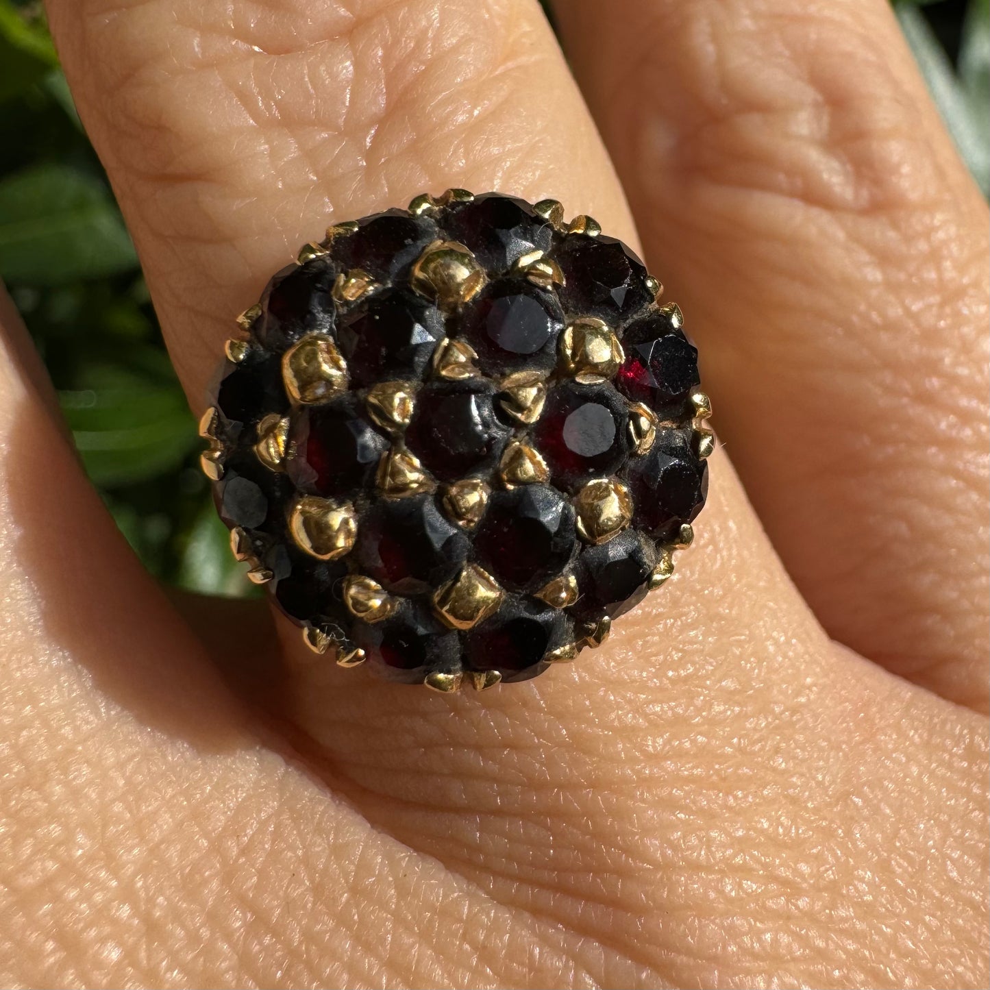 טבעת זהב צהוב 18 קראט משובצת אבני גרנט בצבע אדום-יין
