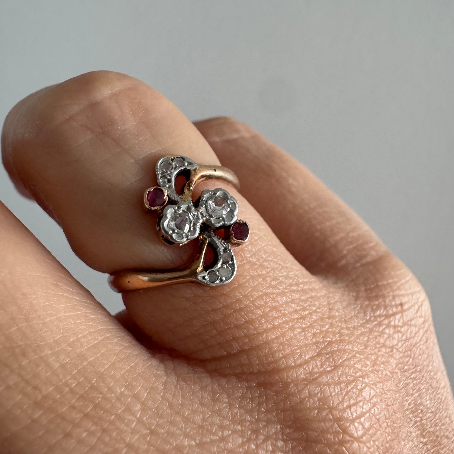 טבעת זהב אדום 18 קראט משובצת אבני רובי ויהלומים