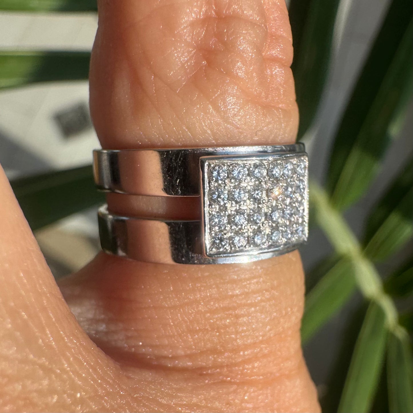 18K gold ring set with 24 Diamonds