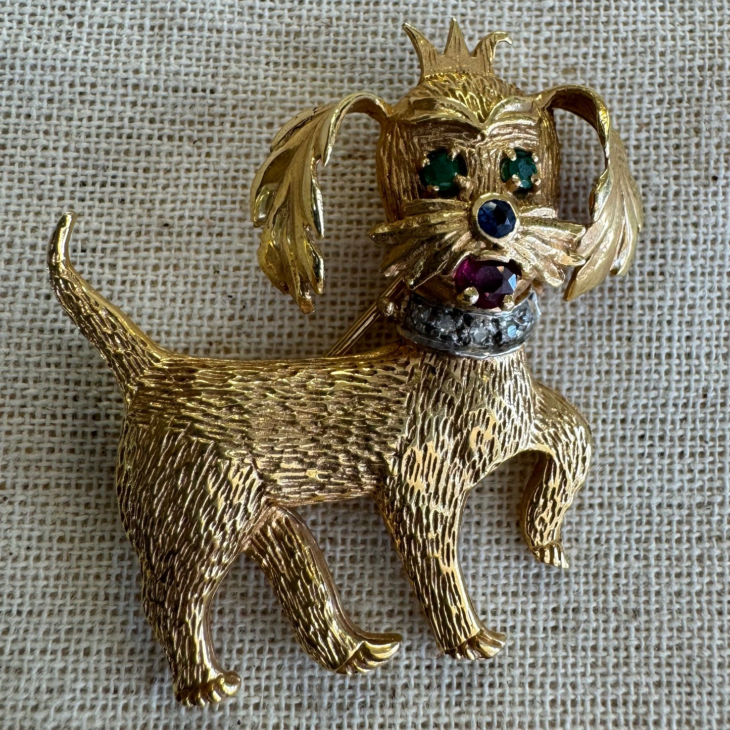 סיכת זהב 14 קראט- כלב- משובצת אבני רובי, אמרלד וספיר