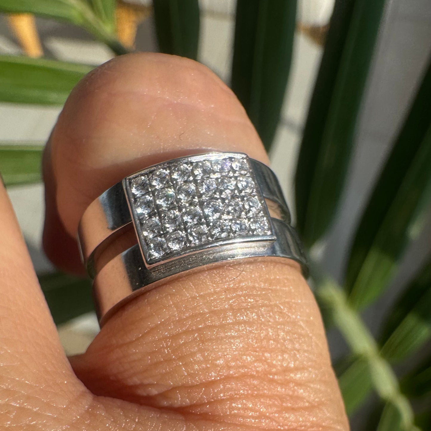 18K gold ring set with 24 Diamonds