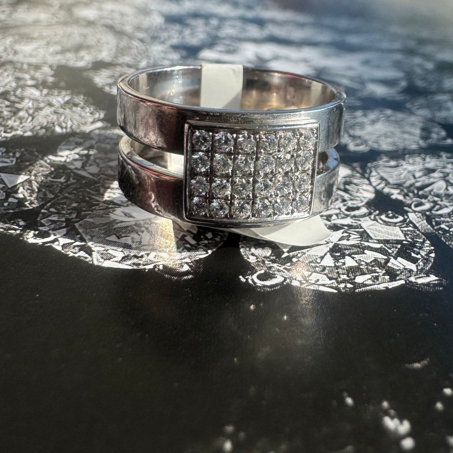 18K gold ring set with 24 Diamonds