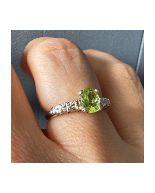 טבעת זהב לבן 14 קראט משובצת אבן פרידוט בולטת