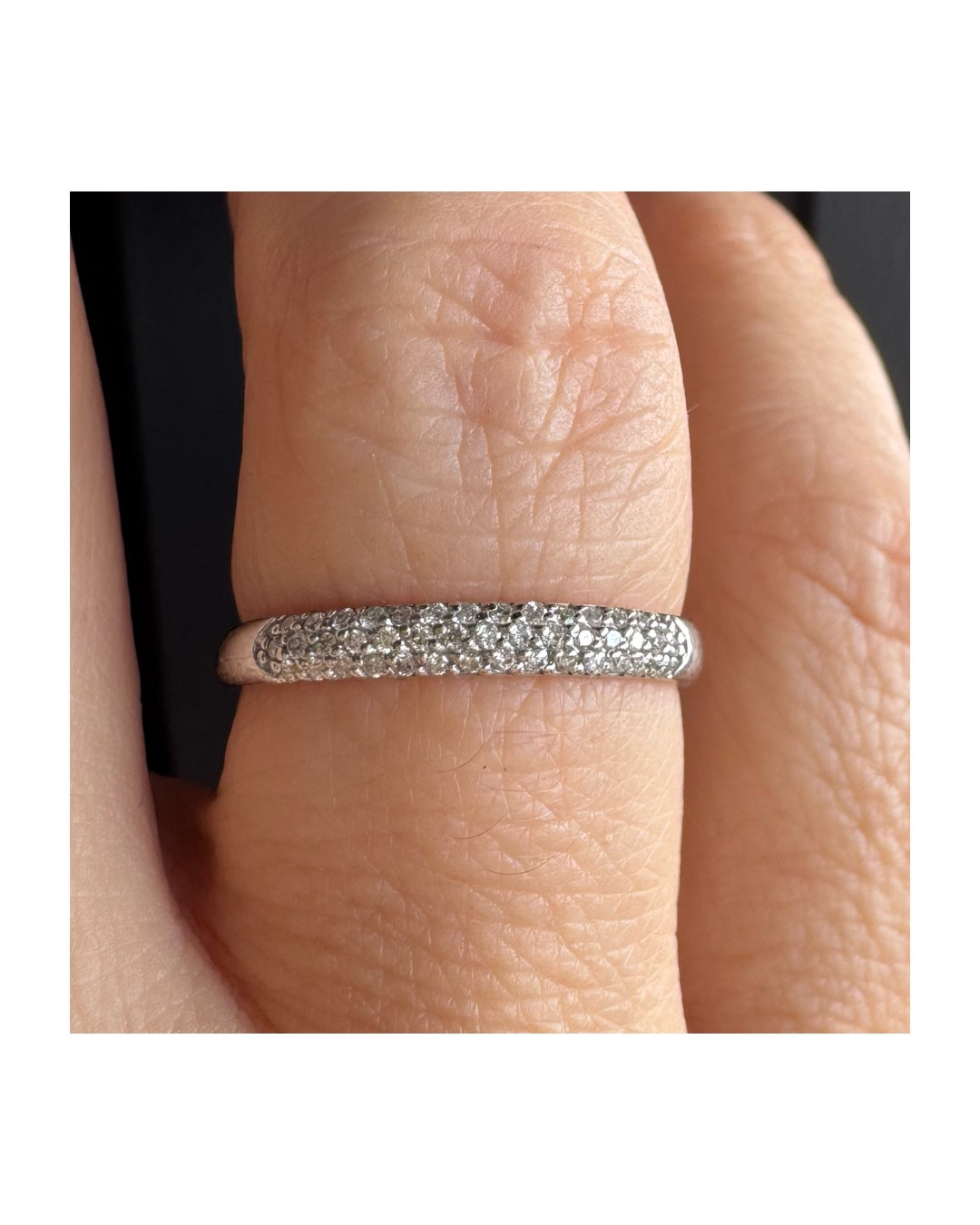 טבעת זהב לבן 14 קראט משובצת שורת יהלומים נוצצים.