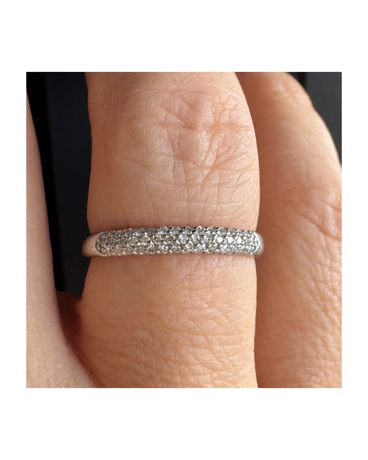 טבעת זהב לבן 14 קראט משובצת שורת יהלומים נוצצים.