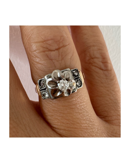 טבעת זהב 14 קראט משובצת יהלומים, בעיצוב פרח פתוח במרכז שמעניק לה מראה מיוחד ורומנטי. 